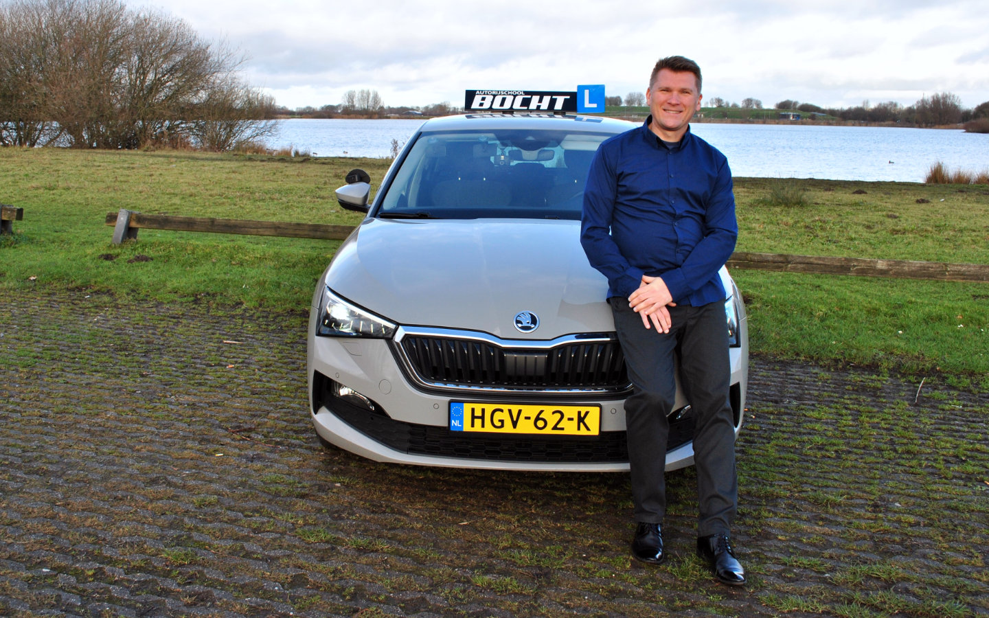 Instruktor szkoły jazdy przy samochodzie